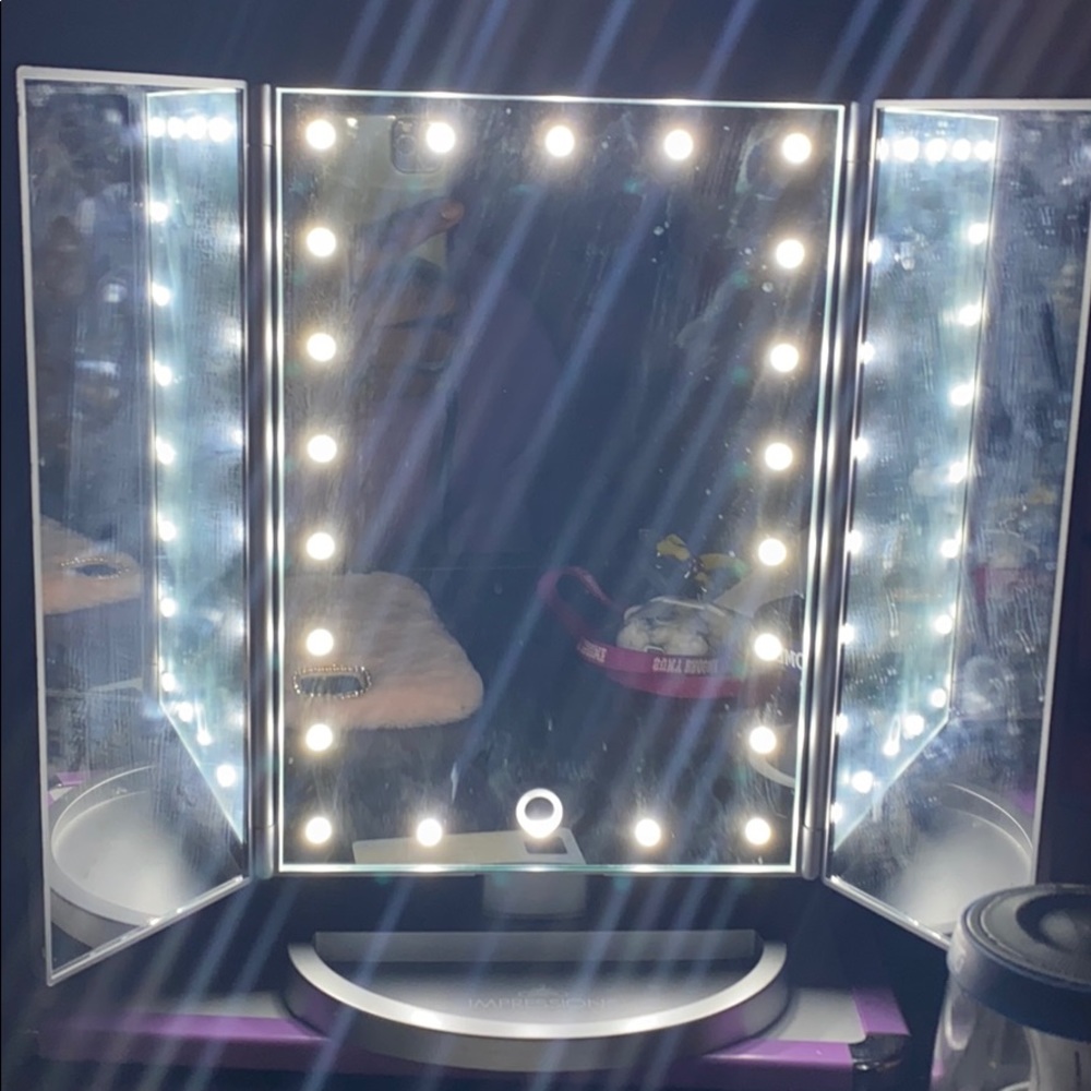 Vanity mirror